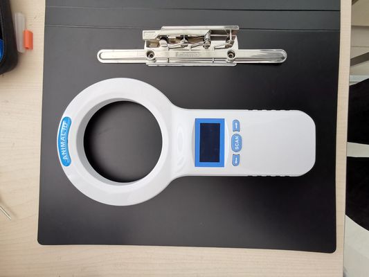 Scanner à puce RFID portable avec batterie au lithium rechargeable pour l'identification rapide des animaux et le suivi vétérinaire